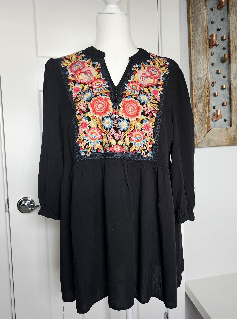Savannah Jane Embroidered Tunic Top Size Medium